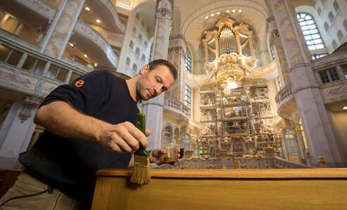 Esta especial Iglesia de Dresde opta por Aceite-cera Osmo para los bancos de madera