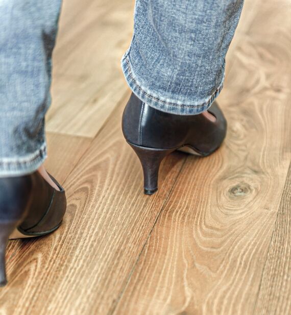 Zapatos de tacón alto en suelos de madera - buena resistencia al deslizamiento gracias a los productos Osmo