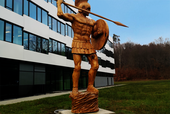 UV-Protection-Oil protege la escultura de madera de un soldado romano delante de un edificio