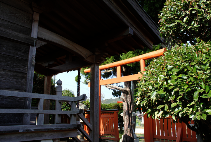 Vista del Templo con la puerta Torii en Osmo Pintura de Campaña en color a medida "Rojo Japón".