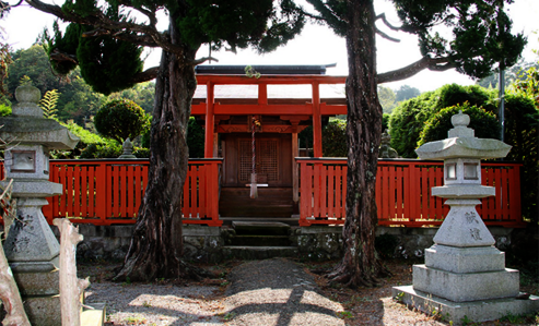 Portail sanctuaire Torii ennobli avec la Peinture de Campagne Osmo dans une teinte spéciale "Rouge Japon".
