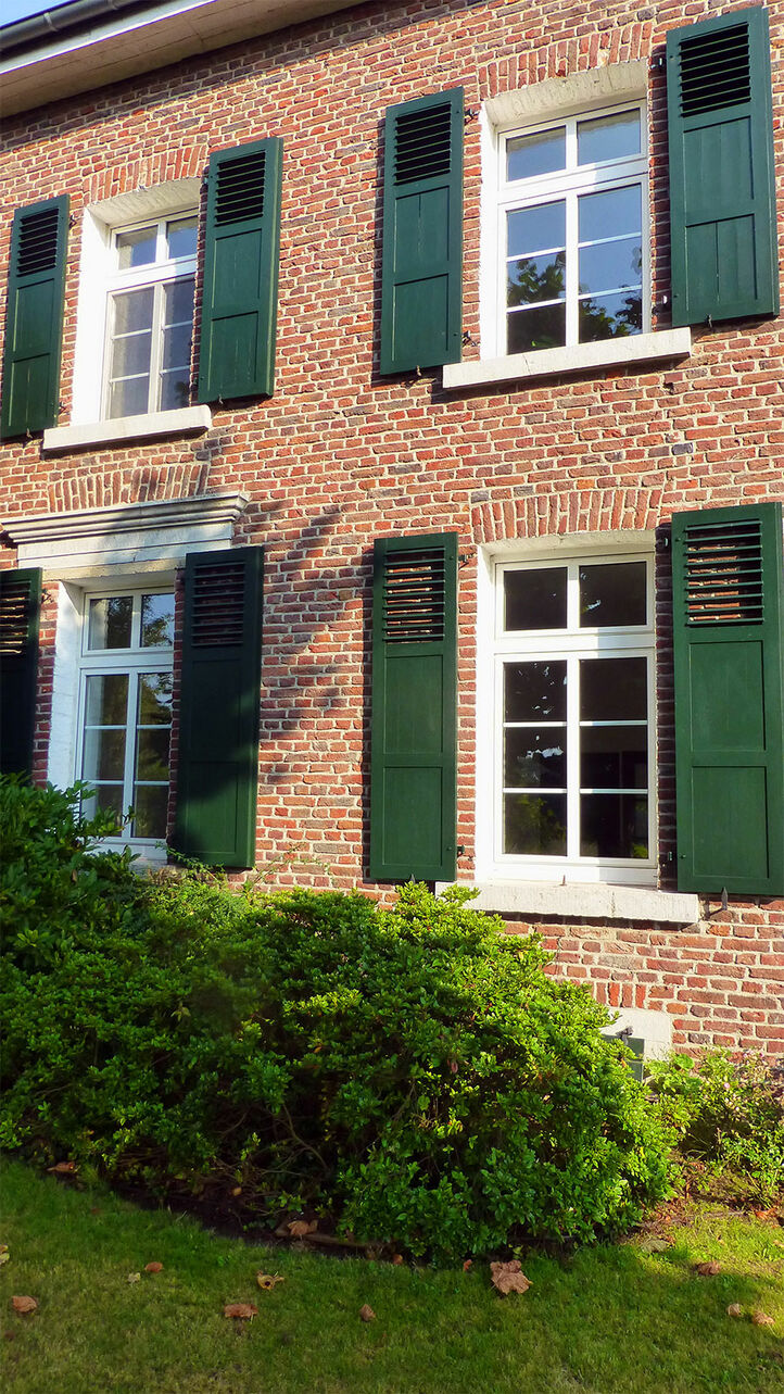 Voeg kleur toe met Osmo Garden Colour: historische boerderij krijgt nieuwe raamluiken.