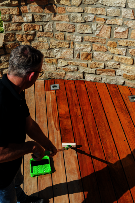 Después de revivir la cubierta de madera, cubra y proteja la superficie de madera durante la primavera y el verano con Osmo Aceite Decking