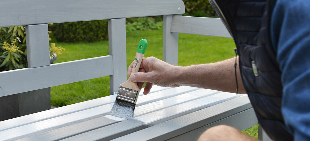 Osmo DIY instructions - after drying for 12 hours, thinly apply Osmo Colour 2101 White or another light colour to the wooden bench