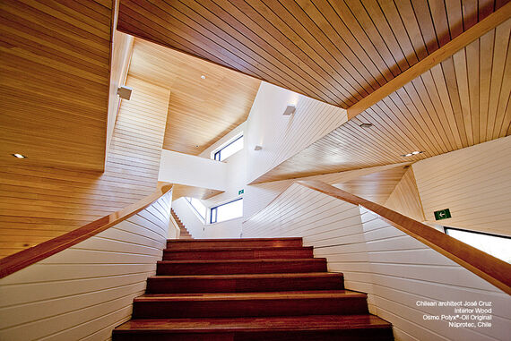 Escalier avec revêtement en bois et finitions Osmo