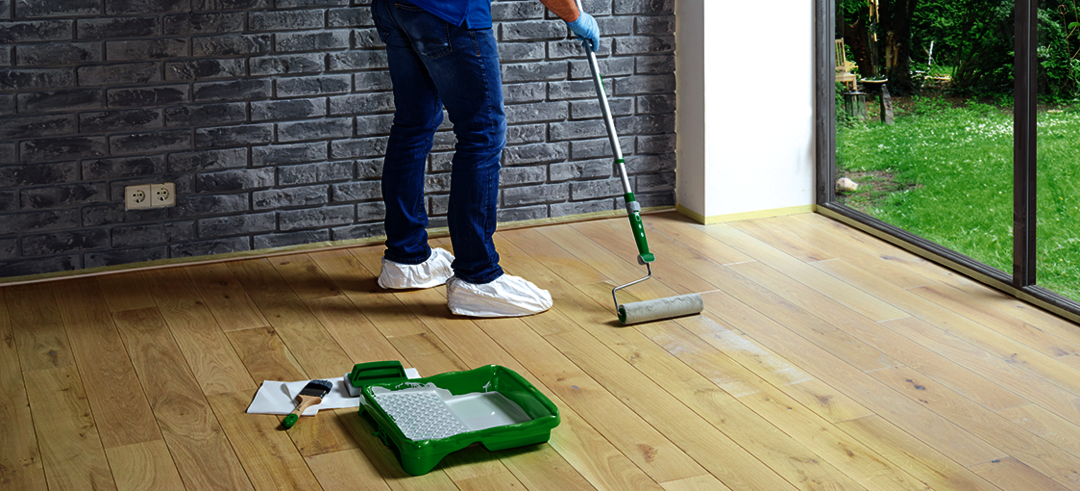 Aplicar Osmo Tinte al Aceite en capa fina siguiendo la veta de la madera. La intensidad del color varía en función de la herramienta utilizada, ya sea brocha, rodillo o espátula.