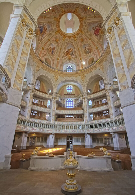 L'intérieur de l'église Frauenkirche de Dresde : Les bancs de l'église sont protégés par l'Huile-Cire Osmo.