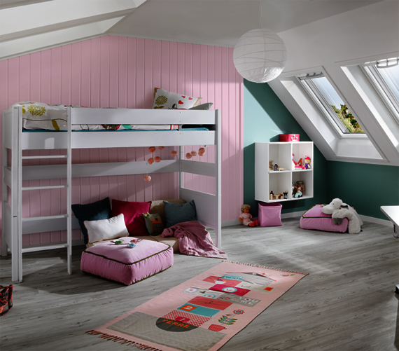 Los paneles de madera tratados con Osmo Cera-Deco en el dormitorio de los niños protegen las paredes de la suciedad y el desgaste y proporcionan un ambiente hogareño.