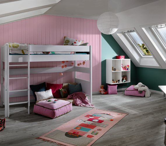 Wood profiles treated with Osmo Wood Wax Finish in the children’s bedroom protect walls against dirt as well as wear and provide a homely atmosphere.