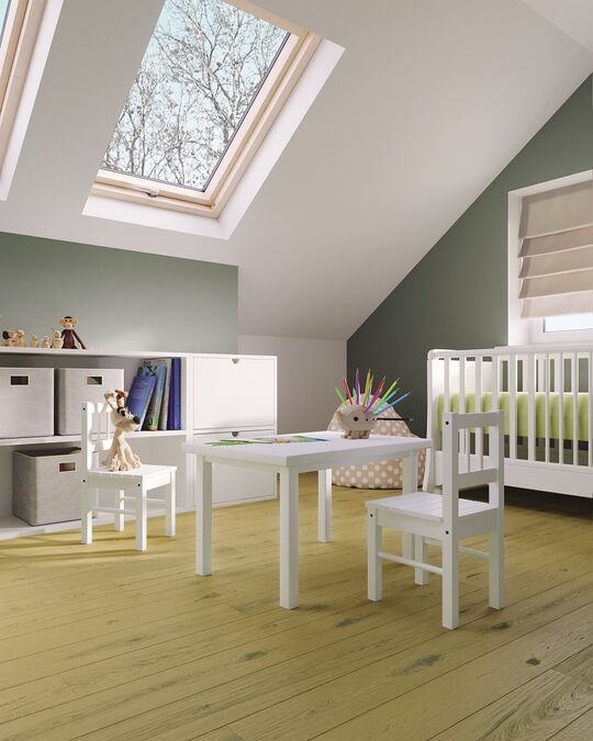 El acabado de Cera-Deco Osmo en un color a medida da al suelo del dormitorio de un niño un color verde vibrante.