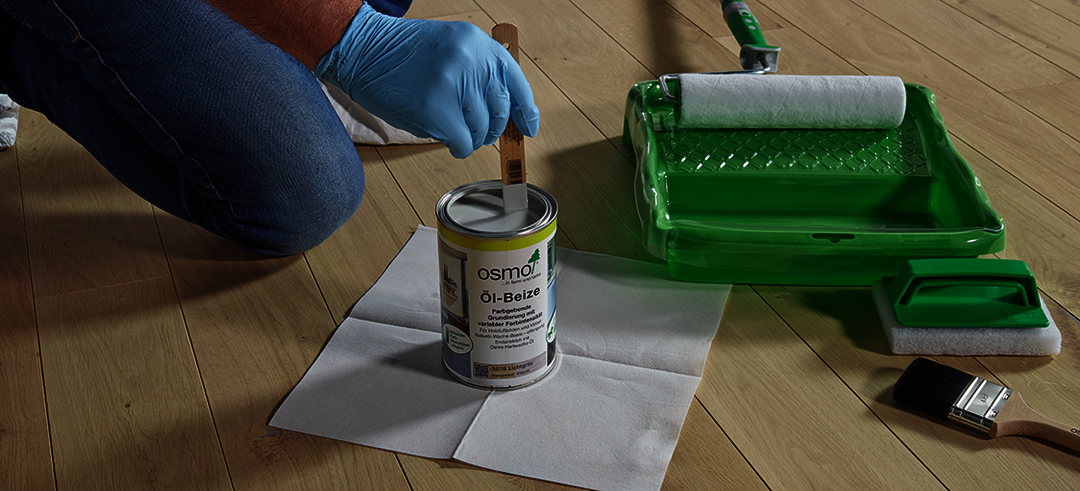Thoroughly sand the solid wood flooring and remove sanding dust. Stir Osmo Oil Stain well and pour into a roller tray.