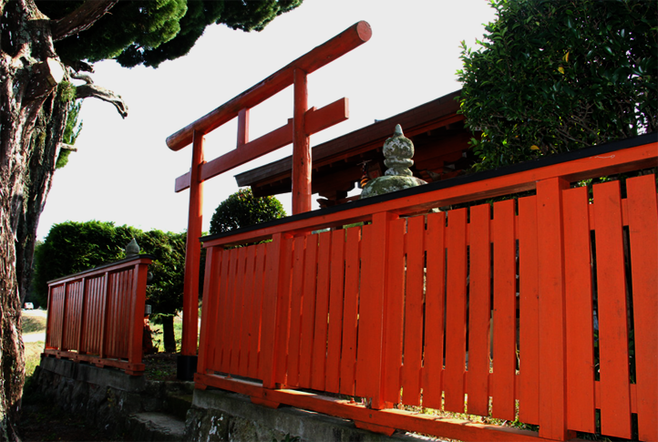La valla roja de este templo de Japón está recubierta con un acabado de madera Osmo
