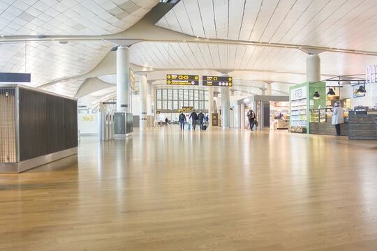 Le parquet en chêne de l'aéroport d'Oslo en Norvège a été traité avec l'Huile Cire Original d'Osmo.