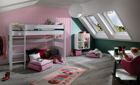 Gracias al acabado Osmo Wood Wax Finish, apto para niños, el dormitorio infantil destaca por sus vivos colores.