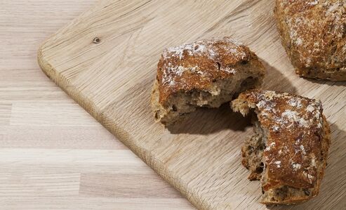 Kitchen worktop and cutting board are treated with food-safe Osmo TopOil