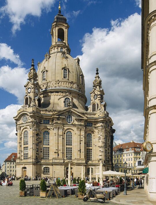 Referencia Osmo: Iglesia Frauenkirche de Dresde, vista desde el exterior en la plaza Neumarkt