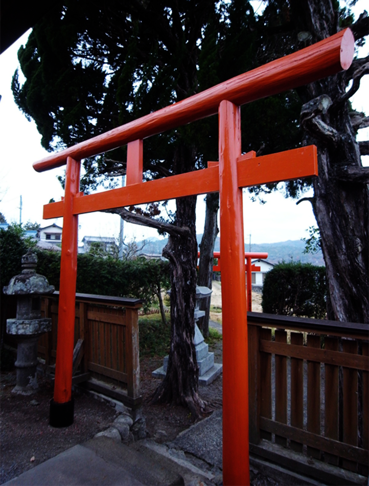 La entrada está marcada por una puerta Torii pintada con Osmo Pintura de CAmpaña en color "rojo Japón".