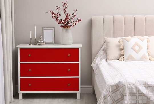 With Osmo Wood Wax Finish, you can give every room its own special eye-catcher - with a red chest of drawers in the bedroom and red accessories, completely new accents are added.