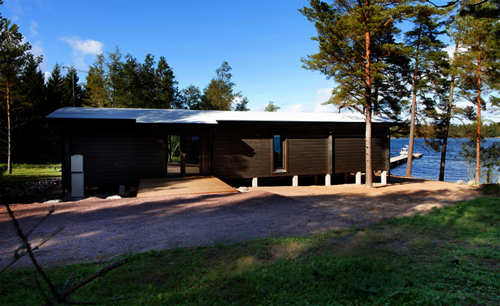 Bel arrière de la maison de campagne en Finlande. Entretenu et protégé avec les finitions et une couleur Osmo