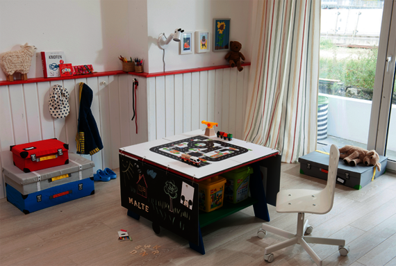 Esta mesa de juegos multifunción tratada con Osmo Wood Wax Finish es una auténtica atracción para los dormitorios infantiles.