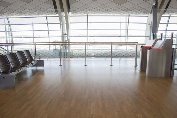 Résistant aux rayures et à l'usure : le parquet en chêne de l'aéroport d'Oslo est protégé durablement grâce à l'Huile Cire Original d'Osmo.