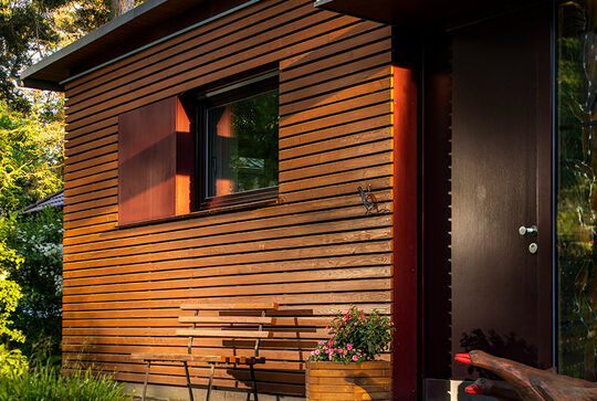 Facile à faire soi-même - des lasures transparentes pour un aspect naturel - cela permet de mettre en valeur les veinures du bois - Osmo Finitions pour surfaces en bois dans le jardin