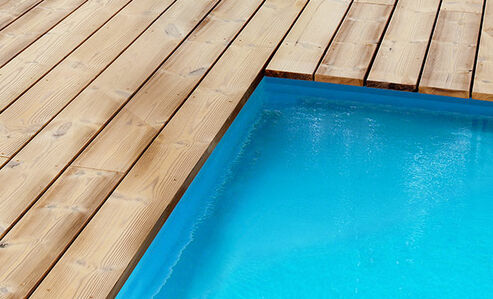 Finitions pour escaliers, socles & bords de piscine en bois