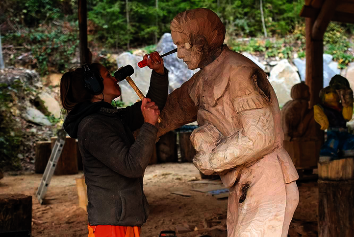 Res Hofmann chisels her sculpture, later to be coated with Osmo UV-Protection-Oil.