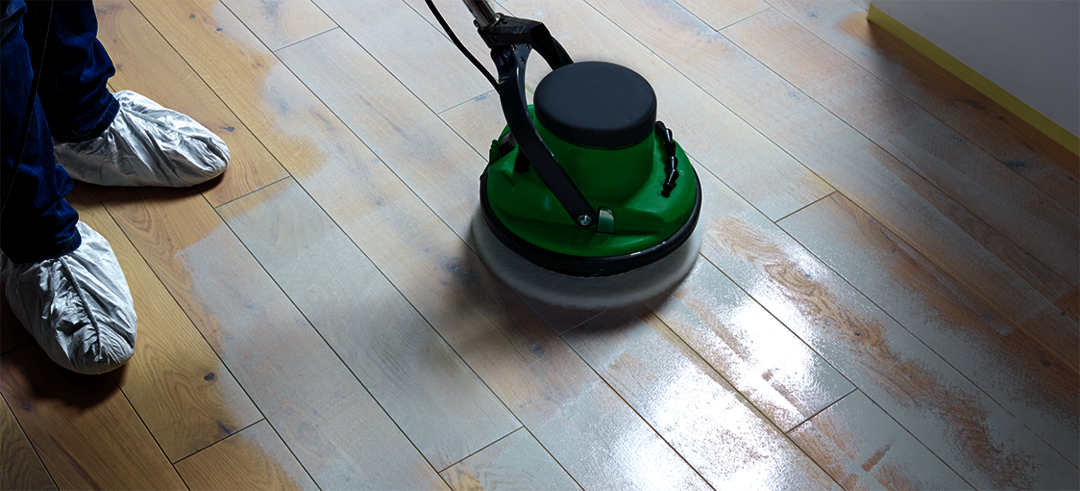 Frotar Osmo Tinte al Aceite en la superficie de la madera con una pulidora monodisco (FloorXcenter) y pad blanco. Después de 12 horas, se puede aplicar un recubrimiento protector con Osmo Aceite-cera Original.