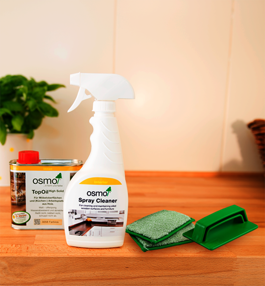 Con Osmo TopOil y Limpiador Spray las encimeras de cocina de madera maciza están bien protegidas