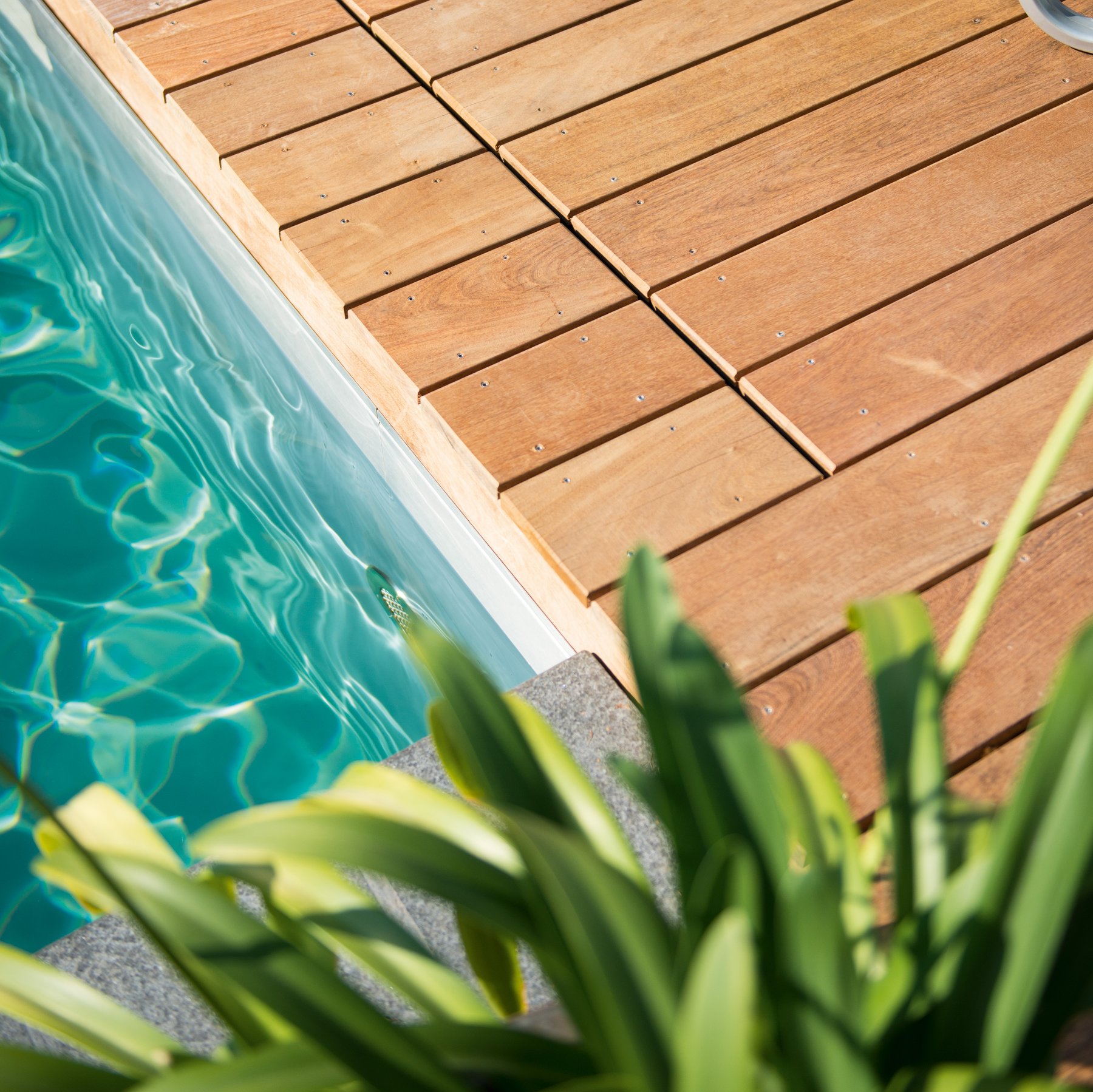 Escadas, plataformas e bordas de piscina