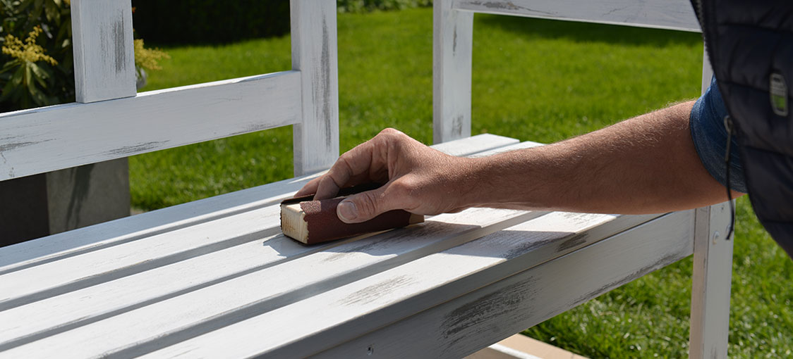 Banco vintage Osmo para fazer em casa – após o segundo Tempo de secagem de 12 horas, lixe cuidadosamente a segunda camada de tinta com uma lixa fina em vários pontos. Trabalhe no sentido do veio da madeira e lixe ligeiramente as arestas.