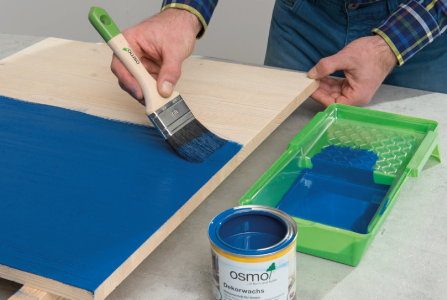 Aplique uma primeira camada fina da sua cor preferida de Acabamento de Cera para Madeira Osmo, no sentido do veio da madeira. A Trincha de Pelo Natural Osmo ou o rolo de microfibra Osmo são ideais para este fim. Deixe a tinta secar durante 24 horas.