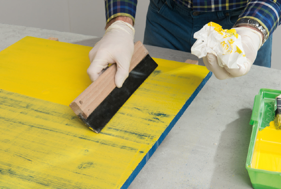 Após a aplicação da segunda camada de cor, ainda húmida, basta retirar a tinta com uma espátula e limpá-la num pedaço de tecido. Deixe secar durante 24 horas.