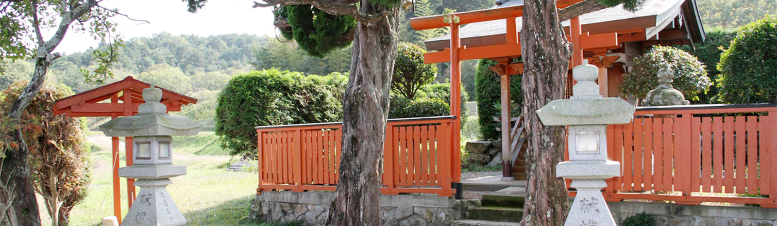 Torii and fence of a Shinto temple complex in Japan finished with Osmo Country Colour Japan Red